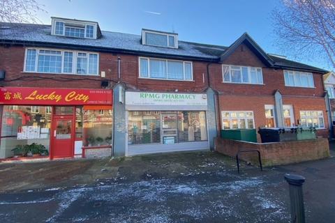 2 bedroom apartment to rent, Church Hill Road, Sutton: A well presented good size two bedroom first floor split level flat in a popular location