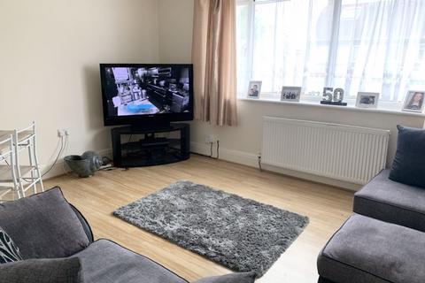 2 bedroom apartment to rent, Church Hill Road, Sutton: A well presented good size two bedroom first floor split level flat in a popular location