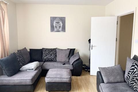 2 bedroom apartment to rent, Church Hill Road, Sutton: A well presented good size two bedroom first floor split level flat in a popular location