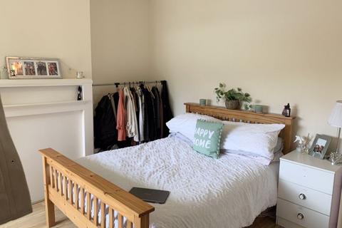 2 bedroom apartment to rent, Church Hill Road, Sutton: A well presented good size two bedroom first floor split level flat in a popular location