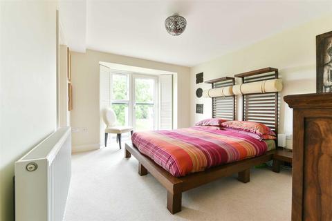1 Juniper Close, Epsom, KT19 8FT