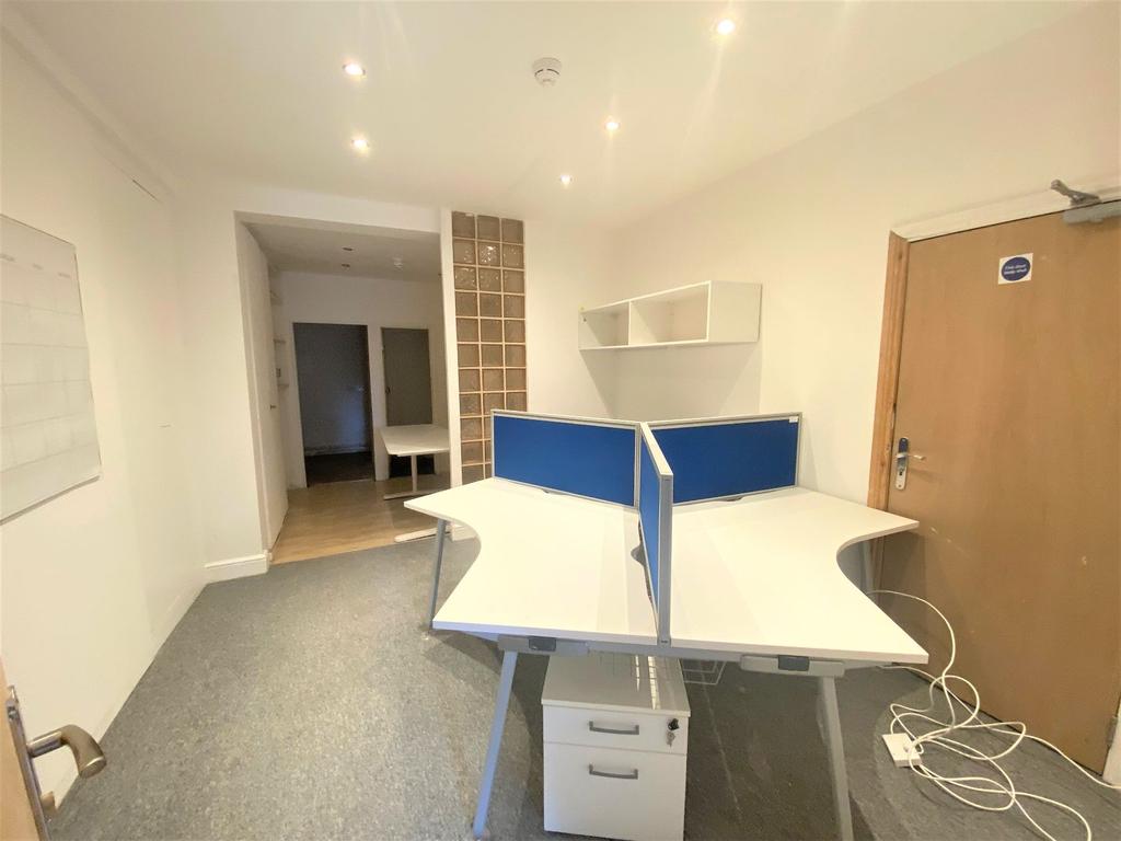 Avenue Road, Acton W3 8QG Warehouse £950 pcm £11,400 pa