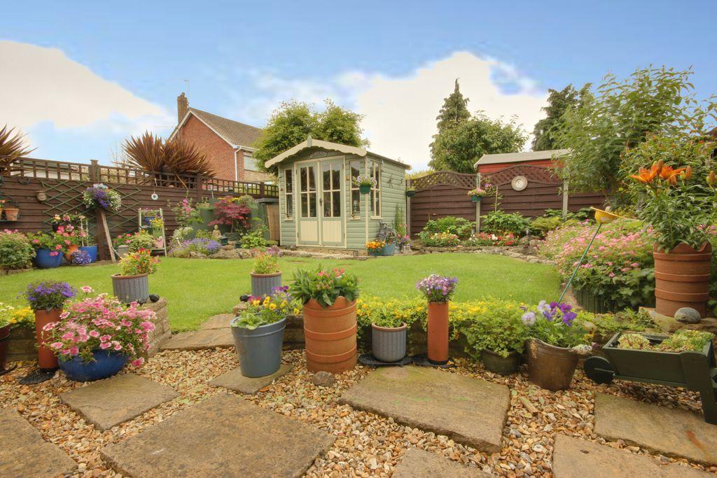 Lowfield Road, Beverley HU17 9RF 3 bed semidetached house £235,000