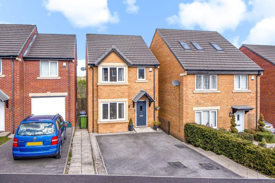 ROUND HILL ROAD, PUDSEY, LS28 8BJ 3 bed detached house £250,000