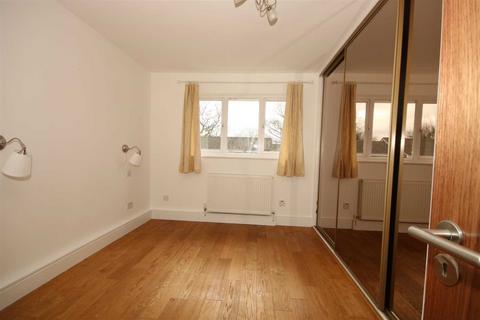 1 bedroom end of terrace house to rent, Hales Park Close,