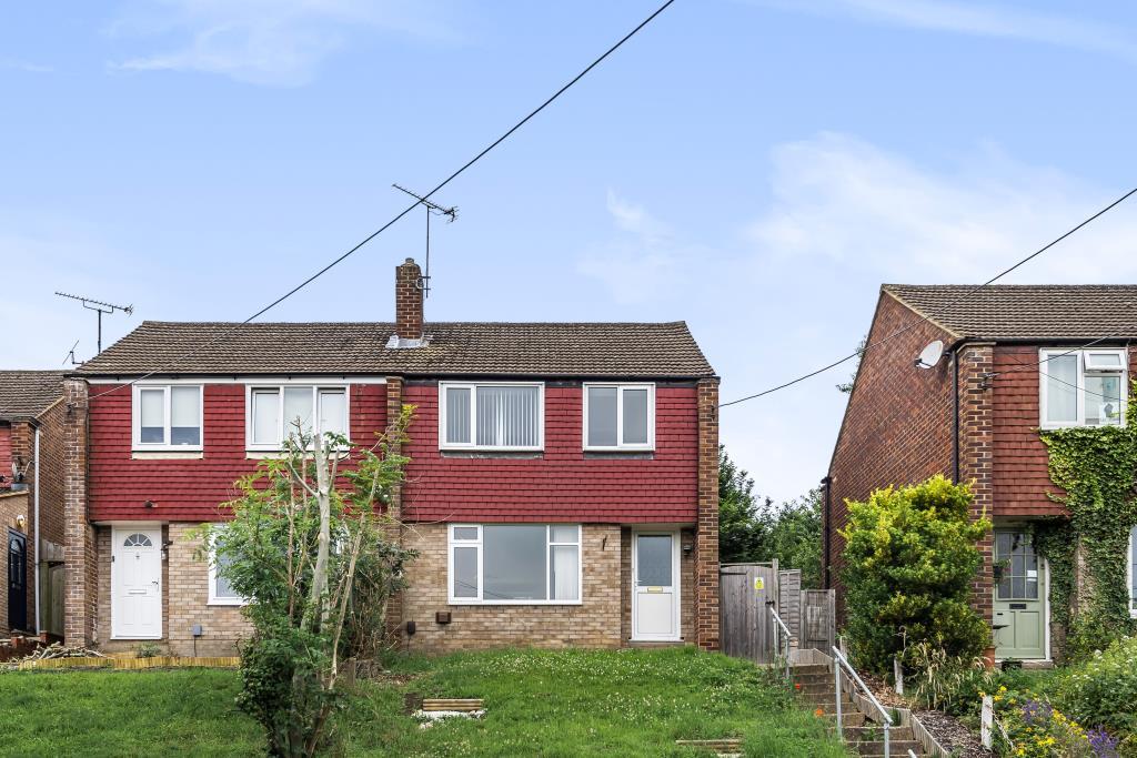Lynton Road, Chesham, HP5 3 bed semidetached house £1,575 pcm (£363 pw)