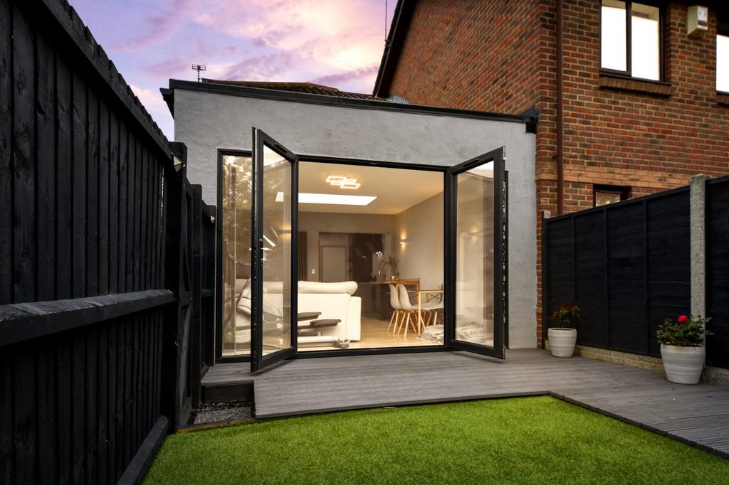 Frobisher Way, Shoeburyness, Essex, SS3 3 bed end of terrace house £