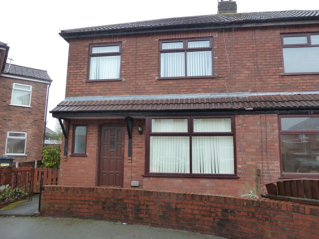 Wilson Crescent, Ashton Under Lyne 3 bed semidetached house £750 pcm