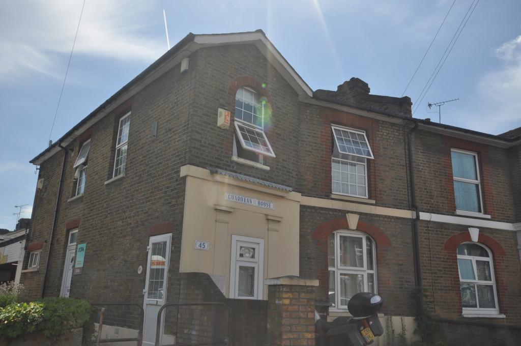 Darnley Road Gravesend DA11 2 bed flat £850 pcm (£196 pw)