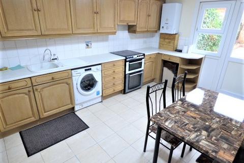 4 bedroom townhouse to rent, Skelley Road, London E15