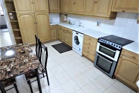 4 bedroom townhouse to rent, Skelley Road, London E15
