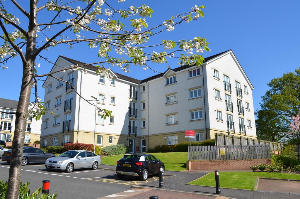 2/4, 6 Kelvindale Court, Glasgow, G12 0HA 3 bed flat £1,250 pcm (£288 pw)
