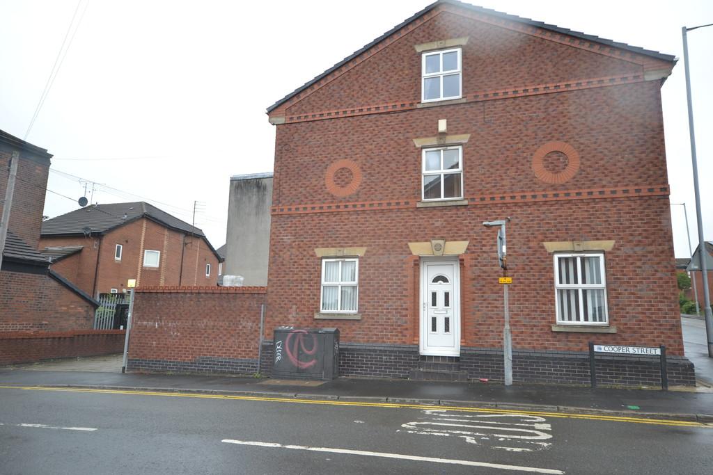 Cooper Street, St Helens 3 bed end of terrace house £595 pcm (£137 pw)