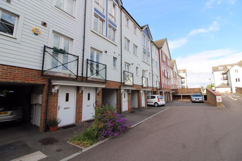 Crabapple Road, Tonbridge 4 bed terraced house £1,825 pcm (£421 pw)