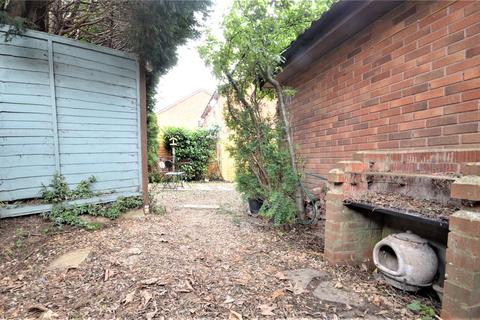 2 bedroom end of terrace house to rent, Hookwood, Surrey, RH6