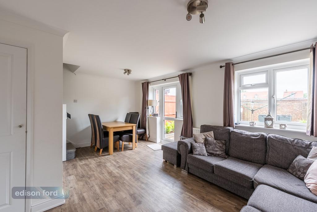 Hampden Close, Yate, Bristol, BS37 3 bed semidetached house £1,250