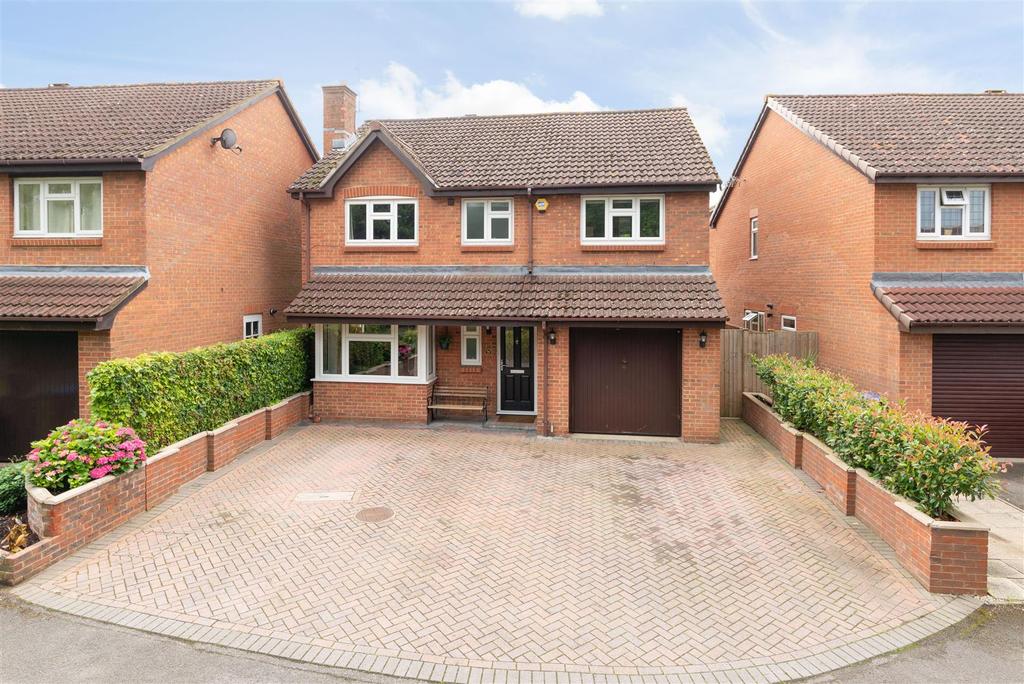 Regency Gardens, WaltonOnThames 4 bed detached house £775,000