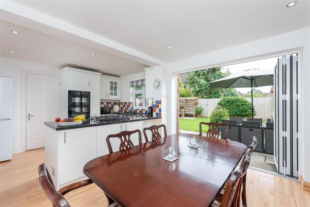 Regency Gardens, WaltonOnThames 4 bed detached house £775,000