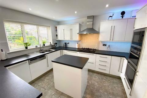 38 Hall Close, Meltham, Holmfirth, HD9 4EL