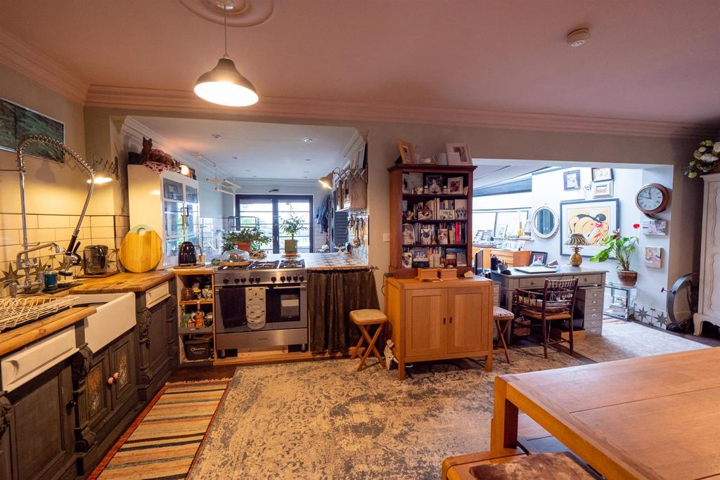 Kitchen/ Dining Area