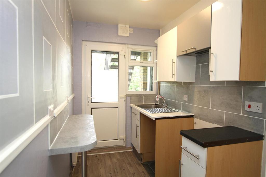 Carlingford Drive, WestcliffOnSea 1 bed flat £650 pcm (£150 pw)