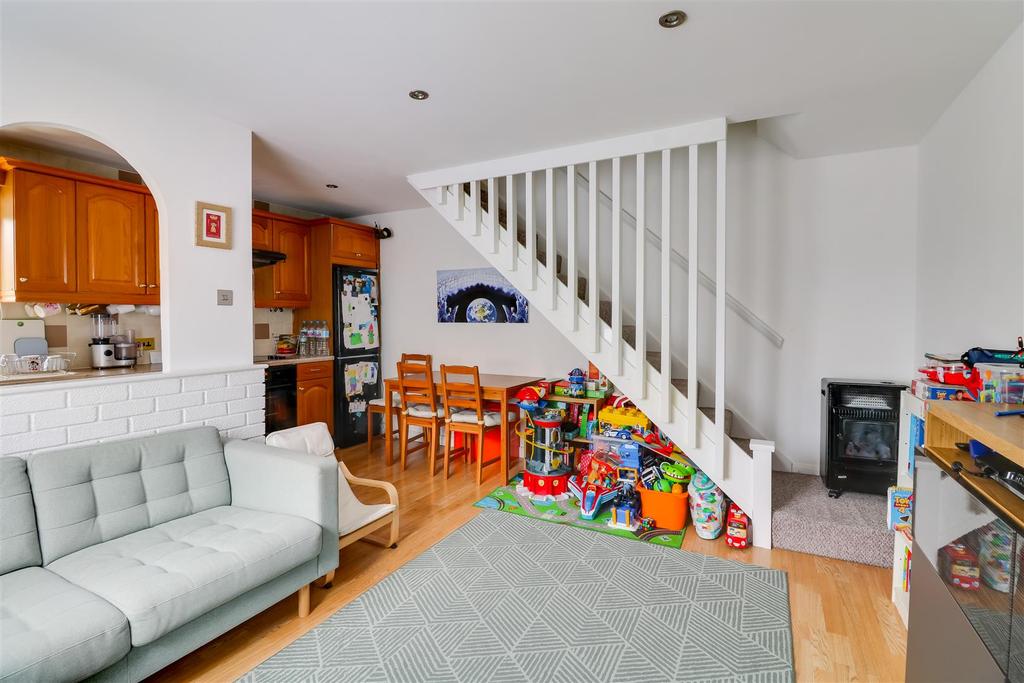 Fielding Avenue, Tilbury 1 bed end of terrace house £200,000