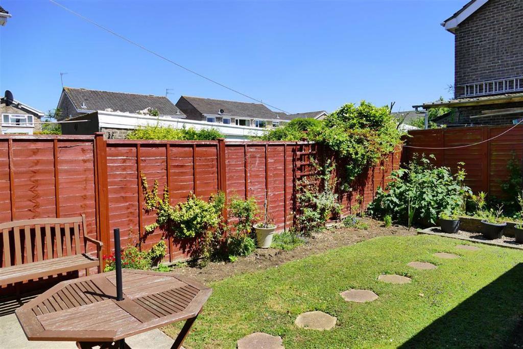 Heron Close, CALNE 3 bed semidetached house £235,000