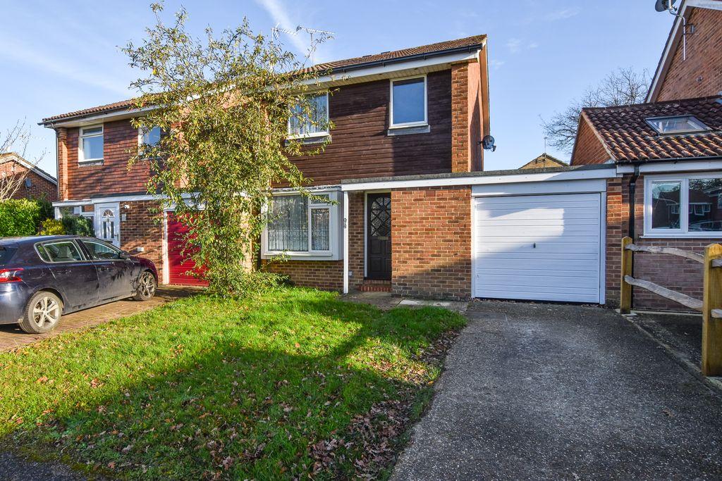 Alma Road, Bordon GU35 0TR 3 bed link detached house £300,000