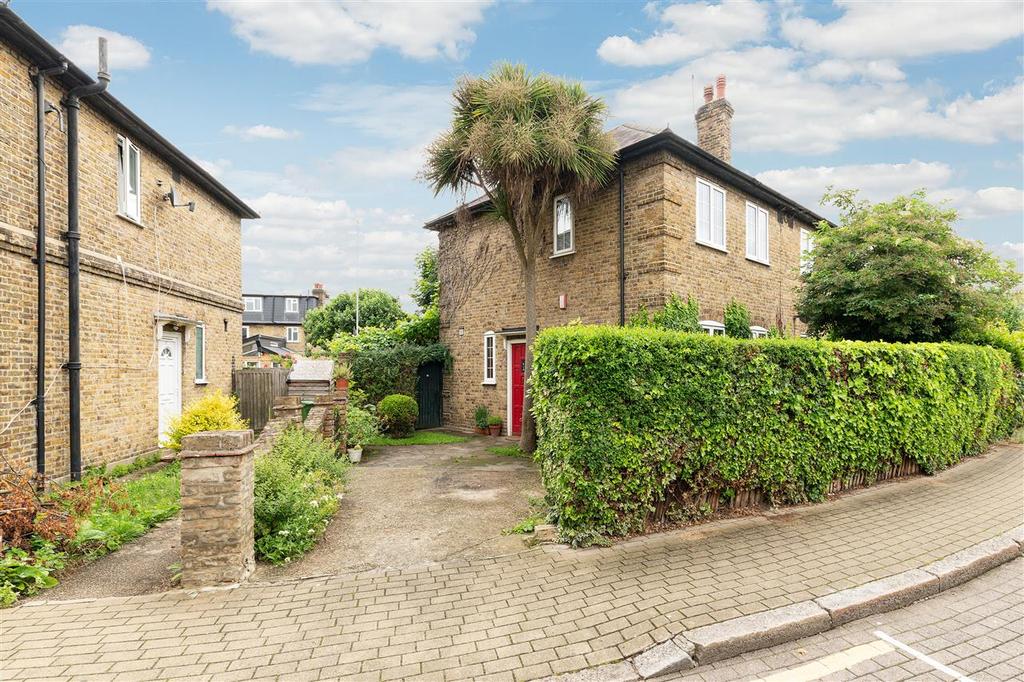 Longstaff Crescent, Southfields 3 bed semidetached house £750,000