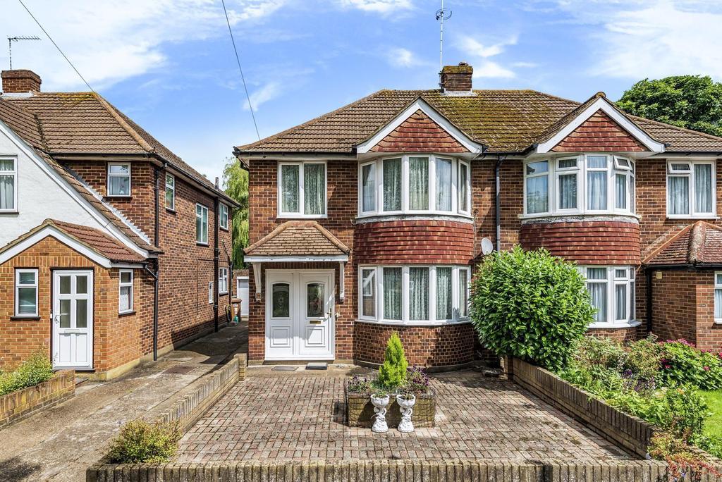 Catlin Crescent, Shepperton, TW17 3 bed semi-detached house - £550,000