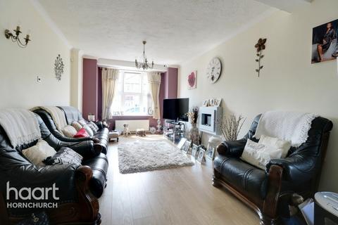 36 Primrose Glen, Hornchurch, RM11 2NP
