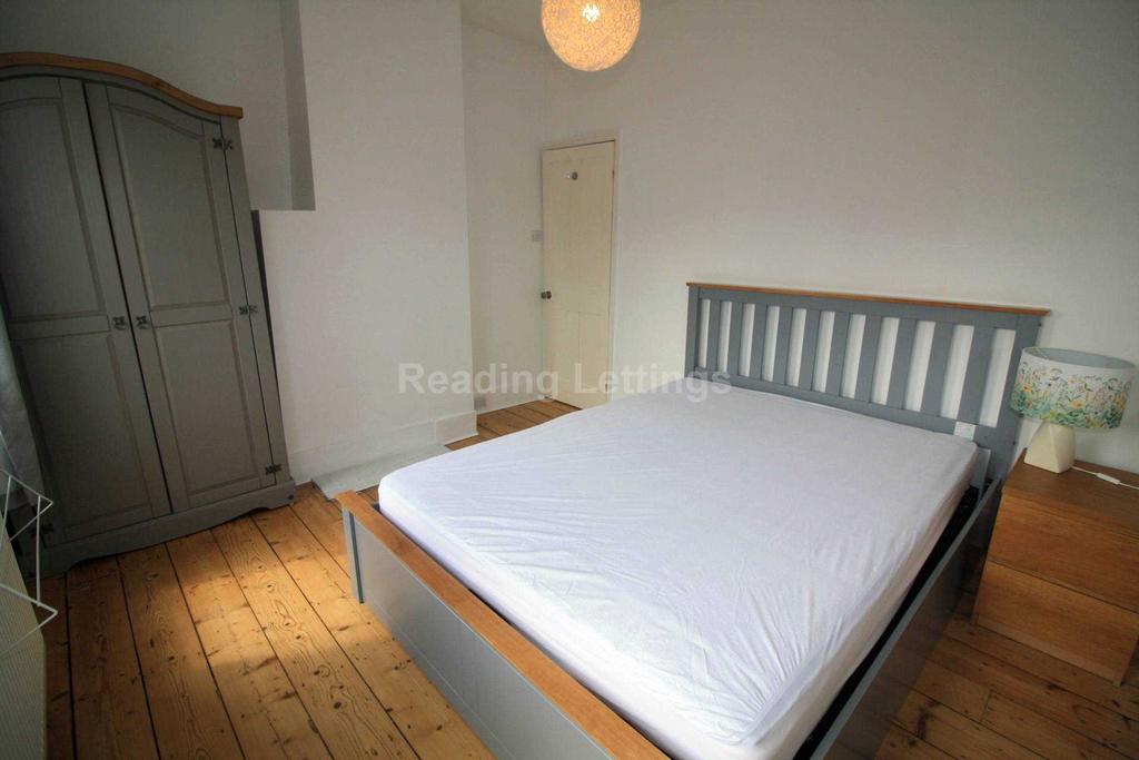 St Road, Reading 2 bed terraced house £1,200 pcm (£277 pw)