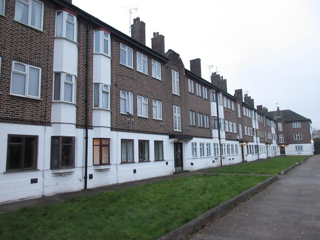 Three bedroom flat with great transport links