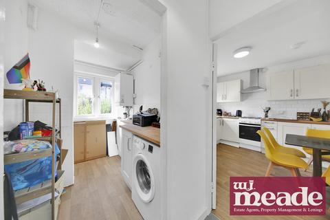 3 bedroom flat to rent, Gibson Close, Stepney Green, E1