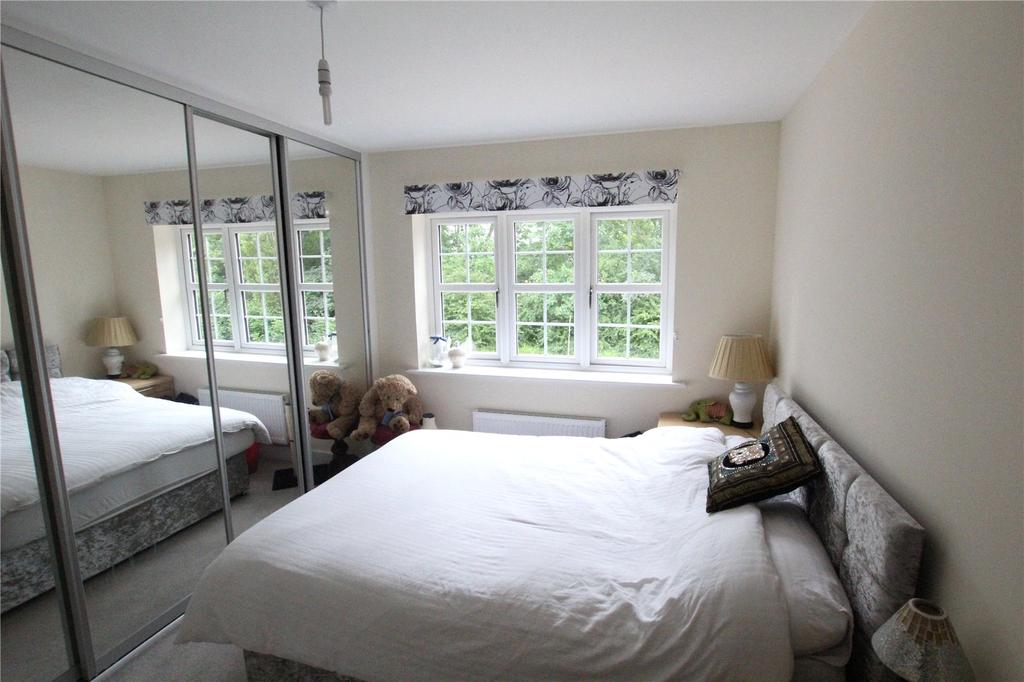 Bromley Road, Kingsway, Gloucester, GL2 4 bed detached house £1,250