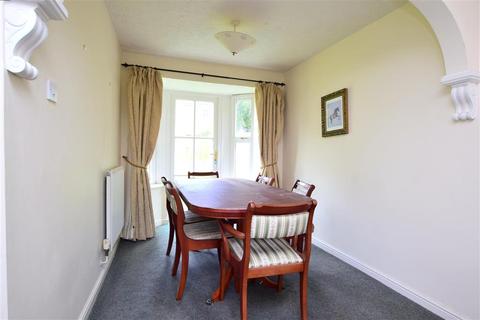 5 Britten Close, Horsham, RH13 6RZ
