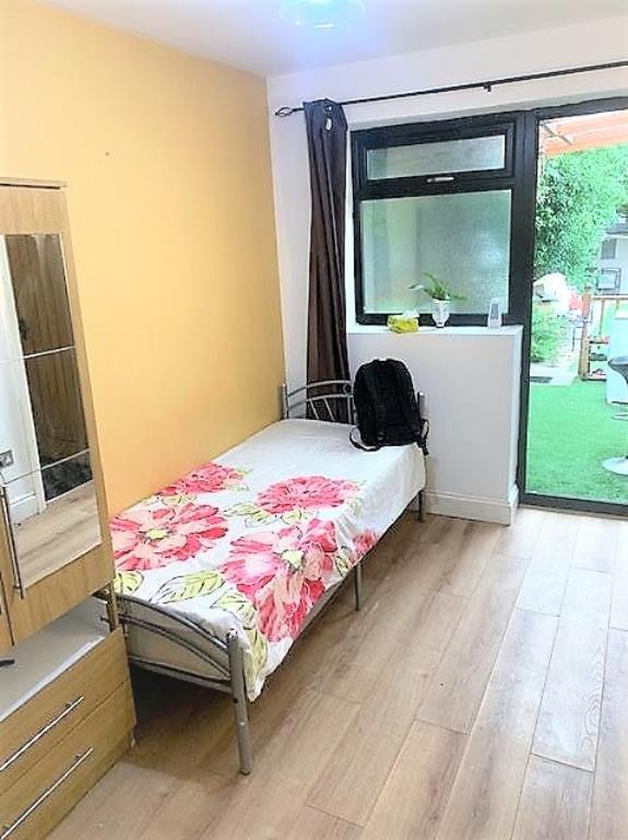 Sylvia Avenue, Hatch End, Middlesex, HA5 Studio £725 pcm (£167 pw)