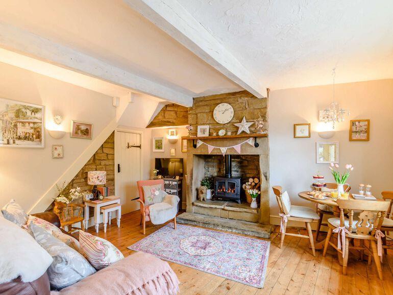 Haworth Road, Cullingworth, BD13 5DU 2 bed stone house £150,000