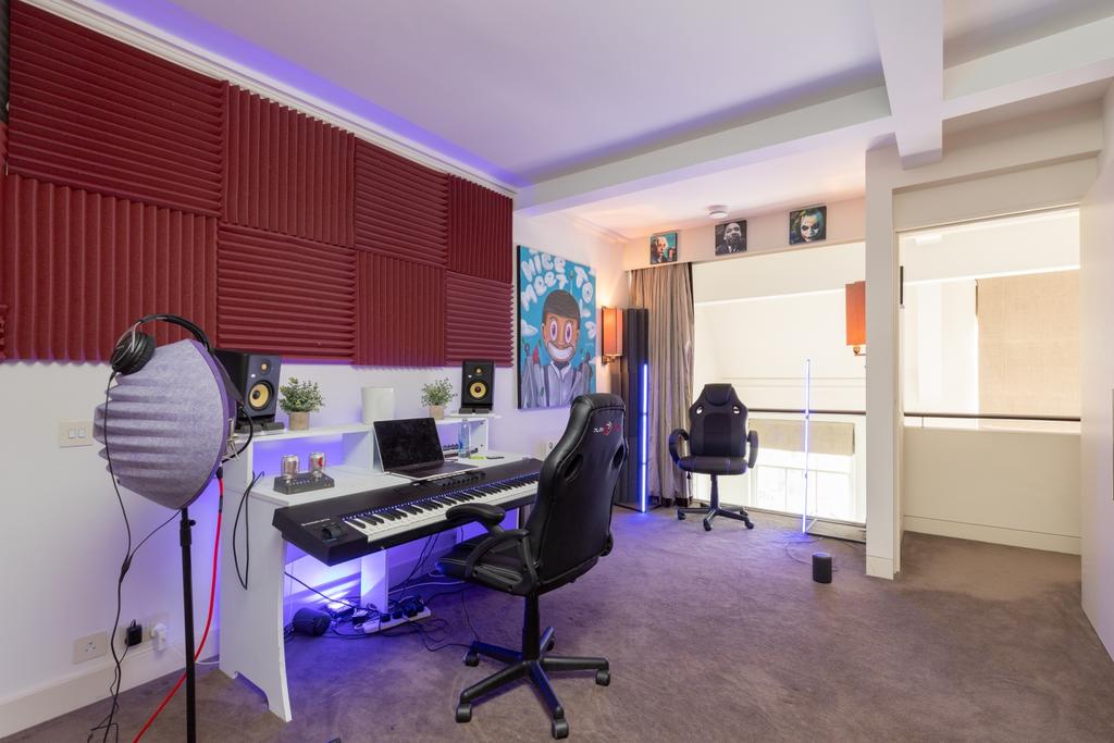 Outer bedroom
