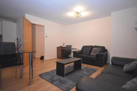 3 bedroom flat to rent, Mallow Street, Hulme, Manchester. M15 5GD