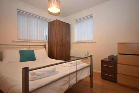 3 bedroom flat to rent, Mallow Street, Hulme, Manchester. M15 5GD