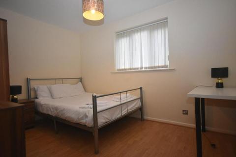 3 bedroom flat to rent, Mallow Street, Hulme, Manchester. M15 5GD