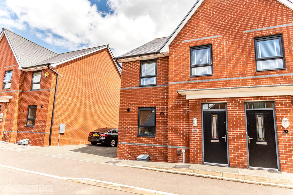 Charlton Street, Castleton, Rochdale, Greater Manchester, OL11 4 bed