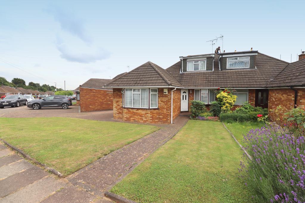 Ridgeway Avenue, Dunstable, Bedfordshire, LU5 4QW 4 bed bungalow £375,000