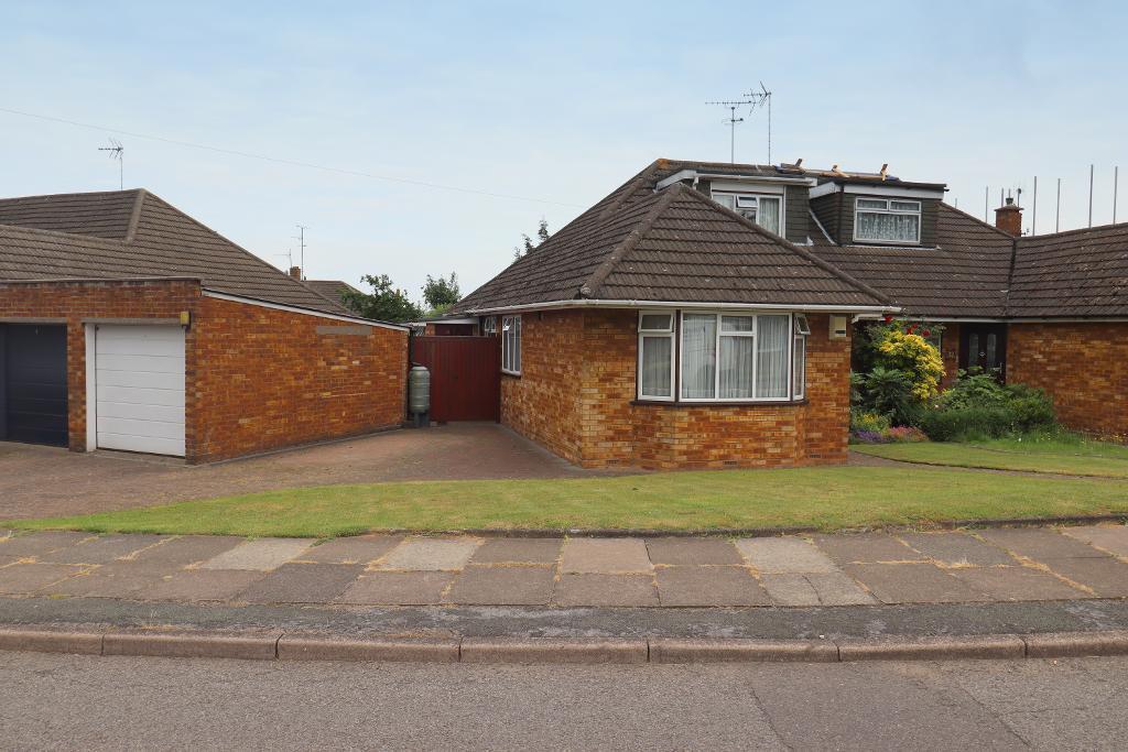 Ridgeway Avenue, Dunstable, Bedfordshire, LU5 4QW 4 bed bungalow £375,000