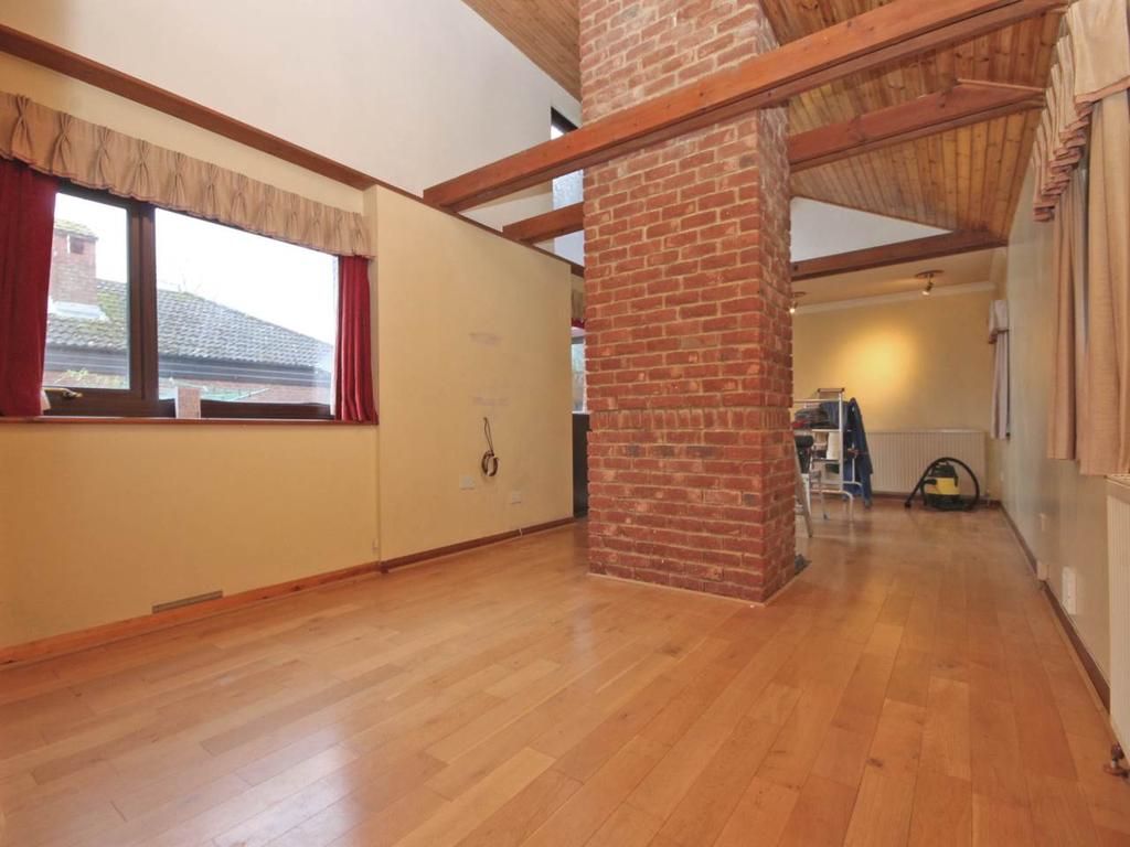 43 Westlands, Bransgore, Dorset 2 bed detached bungalow £1,350 pcm (£