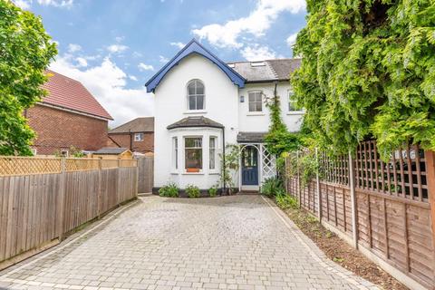 5 bedroom semi-detached house to rent, Hersham Road, Hersham.