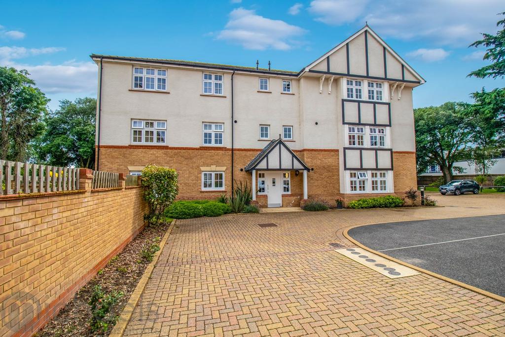 Ruth King Close, Lexden, Colchester, CO3 2 bed apartment £335,000