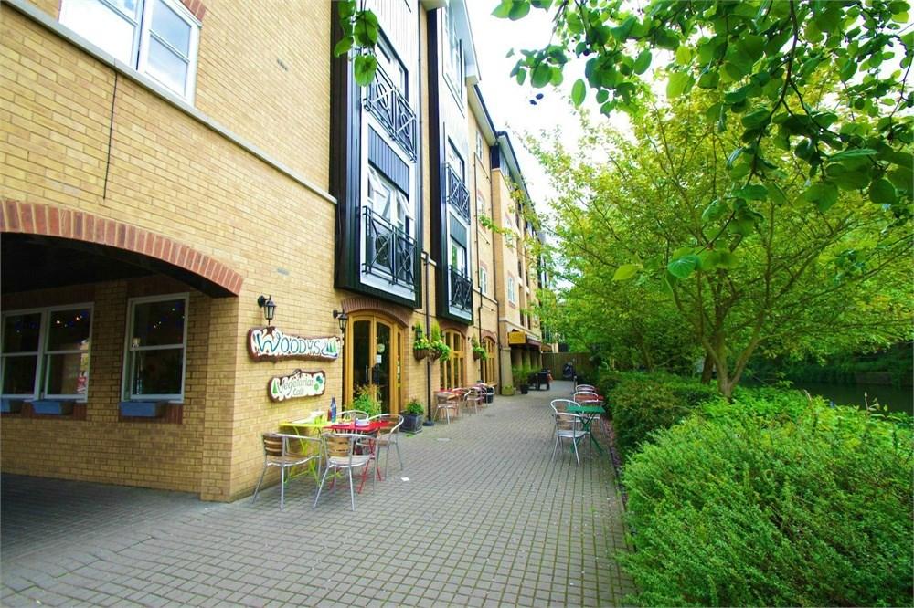 Stephenson Wharf, Apsley Lock, Hemel... 2 bed apartment £1,100 pcm (£