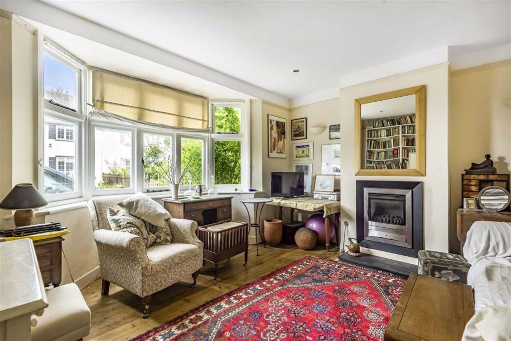 Gills Hollow, Radlett, Hertfordshire 2 bed cottage £585,000